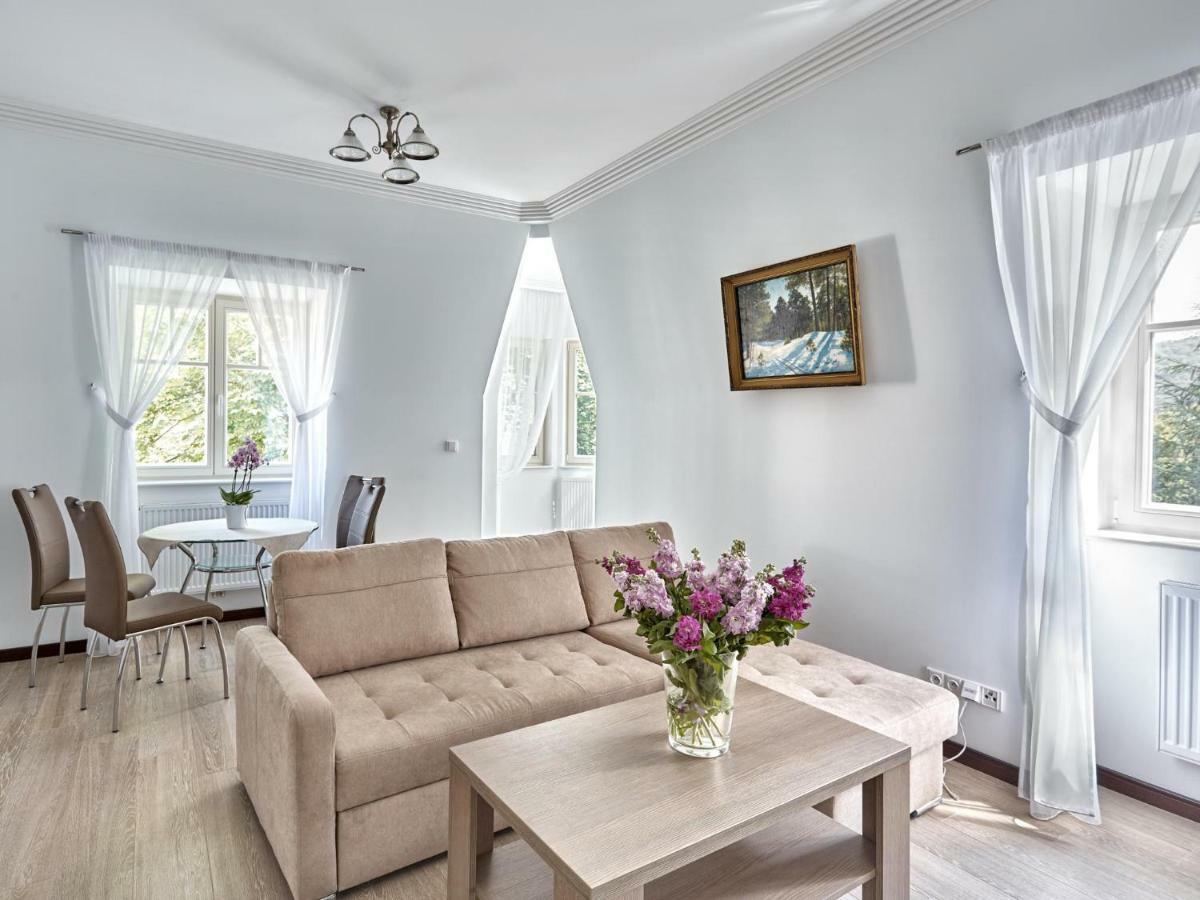 Apartment Villa Dionysus การ์โลวีวารี ภายนอก รูปภาพ