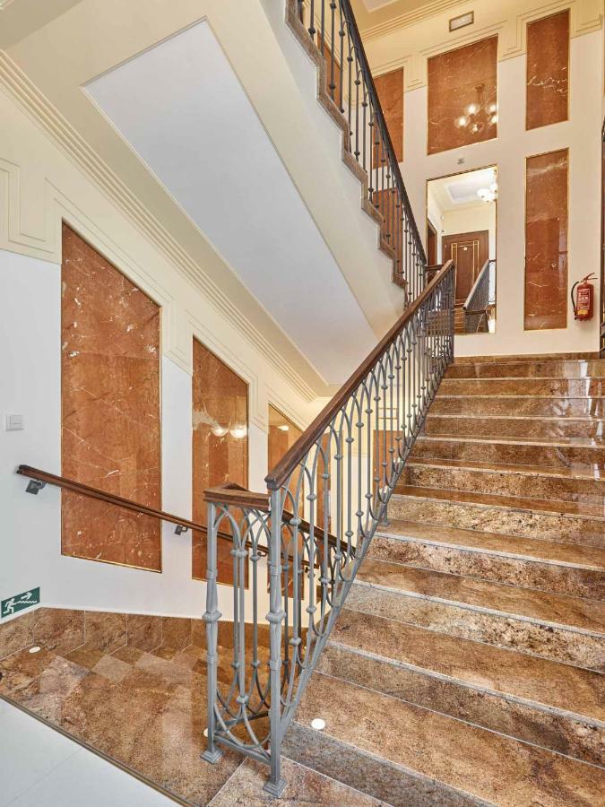 Apartment Villa Dionysus การ์โลวีวารี ภายนอก รูปภาพ